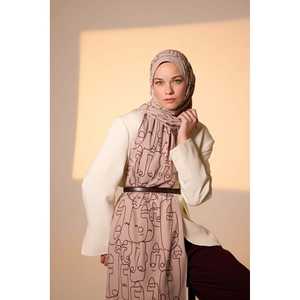 Pañuelo de Seda Pura con Diseño Marginal en Tono Latte Chocolate, Largo, Multifuncional, con Impresión Digital, 100% Seda - Product Image 5