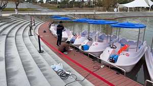 Bateau de loisirs électrique en plastique pour jeux aquatiques familiaux, avec structure stable et grand espace, idéal pour parcs aquatiques, rivières intérieures et mer - Product Image 2