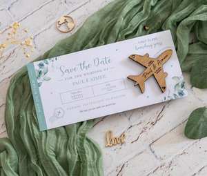 Aimant de réfrigérateur Carte d'embarquement Mariage SAVE the DATE Aimant de réfrigérateur en bois ou en acrylique Vert sauge Voyage Avion Mariage à l'étranger - Product Image 1