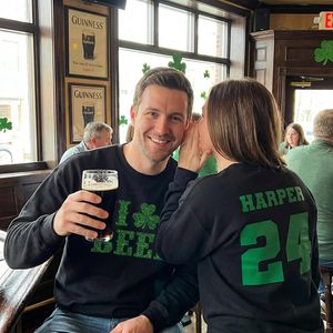 Chemise personnalisée à paillettes pour la Saint-Patrick, col en V pour femme, trèfle personnalisé, nom et numéro, tenue irlandaise, noire, manches courtes, décontractée - Product Image 3