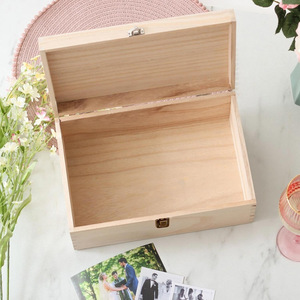 Boîte de rangement en bois rectangulaire, boîte à bijoux en bois massif avec couvercle rabattable, avec serrure et poignée, organisateur de bureau pour souvenirs et objets - Product Image 1
