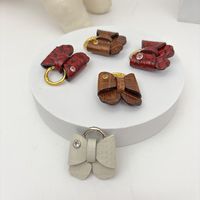 Ensemble d'accessoires pour collier de chien en cuir marron, rouge et ivoire, avec breloques nœud, anneaux métalliques et fermoirs à pression effet croco
