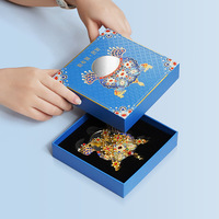 Boîte cadeau carrée en carton recyclable imprimée en relief avec fermeture magnétique pour l'emballage de pendentifs et miroirs d'ornements traditionnels chinois
