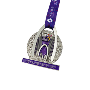Medalla Personalizada de la Media Maratón del <span class=keywords><strong>Banco</strong></span> de Jiangsu Nanjing 2025, Aleación de Zinc Plateada con Esmalte Morado - Product Image 1