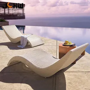 Kahverengi yüksek kaliteli plastik rattan havuz sandalyeler açık güneş şezlong yüzme havuzu için güneş yatakları yan