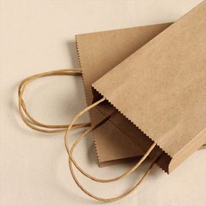 Sac en papier kraft rouge personnalisé pour les détaillants de vêtements avec impression de logo - Product Image 3
