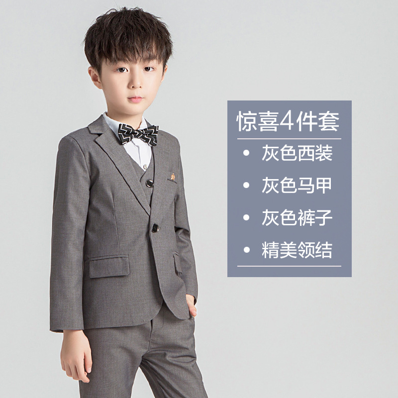 Completo grigio da quattro pezzi