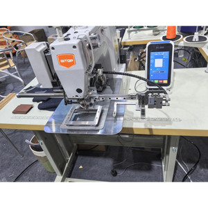 Machine à coudre automatique à une aiguille BT-68TB, point noué, à plat, pour l'application d'étiquettes sur chemises et tricots - Product Image 3