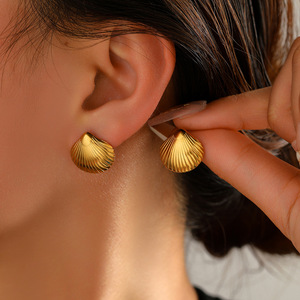Pendientes de Acero Inoxidable Resistentes al Agua para Playa, con Diseño de Concha, Estrella de Mar, Borla y Perla, Bañados en Oro de 18K - Product Image 1