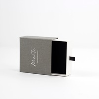 Boîte à bijoux carrée écologique personnalisée avec insert en éponge et gaufrage, finition mate pour bagues et colliers - Organisateur en gros