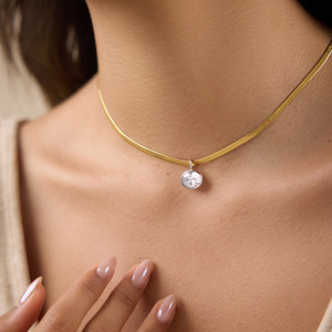 Collier pendentif en acier inoxydable plaqué bicolore étanche avec chaîne serpent chevrons et serti de zircone cubique ovale, vente en gros - Product Image 2