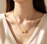 Collier hypoallergénique à deux cœurs connectés, collier minimaliste avec nom personnalisé, collier en acier inoxydable imperméable