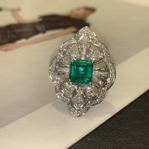 Anillo de diamantes nuevo para mujer en oro blanco de 9-18K — Corte esmeralda cuadrado certificado por IGI, con detalles de piedras redondas cultivadas en laboratorio. - Product Image 1