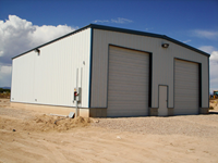 Garage préfabriqué résistant aux intempéries, unité de stockage de voitures en métal insonorisée avec système électrique préinstallé complet