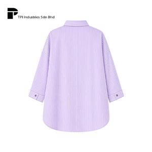 Blusa Oversize con Rayas Moradas, Fabricada en Malasia, Tela Seersucker, Hombros Caídos, Corte Holgado, Top Modesto, Manga Larga, Camisa para Mujer - Product Image 2