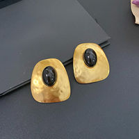 Manchette d'oreille plaquée or 24 carats style gothique avec filigrane complexe et pierre précieuse pour une mode alternative et une touche quotidienne audacieuse