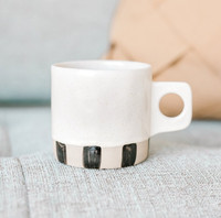 Mug en céramique fait main à rayures noires et blanches, style nordique, capacité 301-400 ml, pour la rentrée scolaire, design simple et tendance