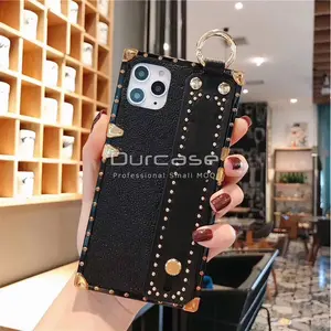 Casing Kulit Nama Merek Mewah, Pelindung Belakang Ponsel dengan Tali Pegangan Pergelangan Tangan untuk iPhone 12 Mini 11 Pro Max Xr Xs X 7 8 Plus