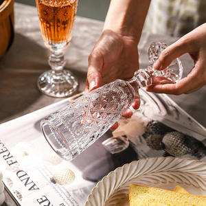 Flûte à pied long en verre gaufré tournesol de luxe, faite à la main, avec bordure dorée, résistante aux micro-ondes et incassable, idéale pour les mariages (vente en gros) - Product Image 4