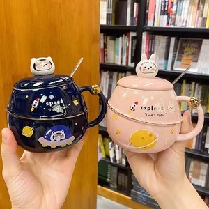 Tasse à café japonaise en céramique rose, avec couvercle et cuillère, en céramique, kawaii planètes, vente en gros - Product Image 1