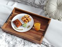 Grand plateau de service en bois d'acacia avec poignées métalliques, plateau décoratif pour table basse, salon, bar, fête, cuisine