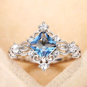 Anello da Donna Q196 con Zirconia Cubica Taglio Principessa Geometrico, Anello di Fidanzamento con Gemma Creata in Laboratorio, Montatura a Griffe, Gioiello di Moda - Product Image 1