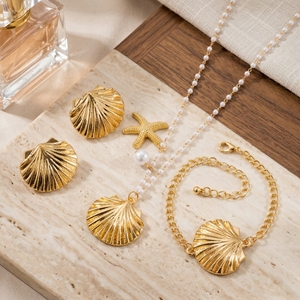 Conjunto de Joyería para Mujer Serie Océano: Collar de Perlas, Cadena de Clavícula de Lujo Ligero con Estrella de Mar y Concha, Pendientes y Pulsera Impermeables - Product Image 4