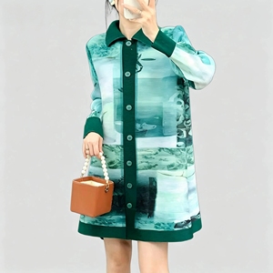 Abito Plissettato Chic 2026 con Stampa Paesaggistica, Trench Cardigan Bivalente, <span class=keywords><strong>Vestito</strong></span> <span class=keywords><strong>Lungo</strong></span> Stile Camicia con Stampa Scenografica, Plissettatura Miyake - Product Image 4