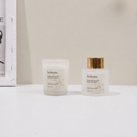 Deux Coffrets Cadeaux Assortis de Parfums d'Ambiance : Ensemble en Verre Noir Mat et Ensemble en Verre Blanc Dépoli. Chaque Kit Comprend une Bougie Parfumée à la Soja et un Diffuseur à Bâtonnets.