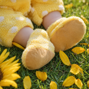 Muñeca <span class=keywords><strong>Reborn</strong></span> de Vinilo de 24 Pulgadas con Cuerpo de Tela, Muñeca Bebé Durmiente Realista con Cabello Enraizado en Mono Amarillo <span class=keywords><strong>para</strong></span> Niños, Regalo Ideal - Product Image 5
