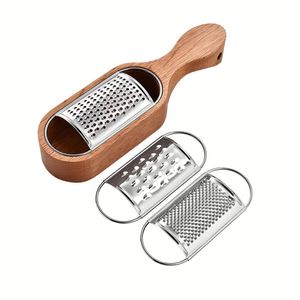 Râpe à fromage fine en acier inoxydable avec manche en chêne, compatible lave-vaisselle, idéale pour les fromages durs, le chocolat, la muscade, les zestes de citron - Product Image 3