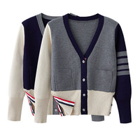 Nouveau cardigan tricoté à col en V et boutons, style color-block, pour femme, style preppy, avec quatre bandes, coupe ample et épaisse, collection automne