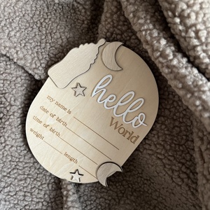 Targa in Legno Moderna Incisa Rotonda per Annuncio Nascita - Carta Milestone per Neonati - Product Image 5