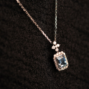 Collana con Ciondolo a Forma di Bottiglia di Profumo Blu Acqua per Donne, Stile Francese, Catena con Cristallo Quadrato per Clavicola - Product Image 3