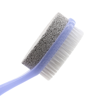 Brosse exfoliante professionnelle 2-en-1 en pierre ponce pour les pieds avec manche en plastique incurvé personnalisé, éliminateur de peaux mortes et brosse de nettoyage pour les pieds