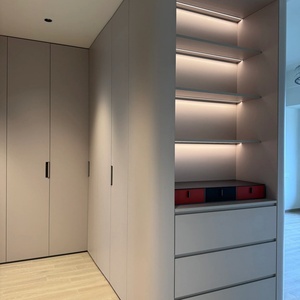 Clóset de Lujo de Alta Gama con Estantes Abiertos Laterales, Iluminación LED y Esquinas Curvas Personalizadas - Product Image 6