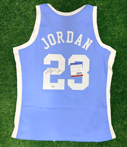 เสื้อบาสเก็ตบอลจอร์แดน 23 สีน้ำเงินแคโรไลนา ของแท้พร้อมลายเซ็น ได้รับการรับรองจาก PSA ของสะสมระดับ GOAT พร้อมใบรับรอง COA - Product Image 1