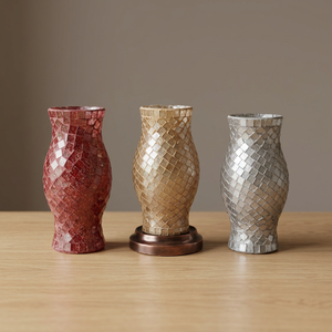 Lampe à bougie en verre mosaïque Hurricane avec 3 abat-jour or et noir, faite à la main pour les mariages - Product Image 2