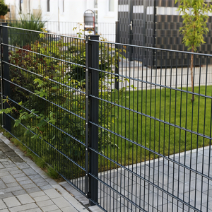 Dış Mekan 3D Kavisli Örgü PVC Kaplı Bahçe Çit Paneli, Ev Dekoratif Çiti İçin Bükümlü Kaynaklı Tel Örgü ve Direk Başlıkları ile - Product Image 1