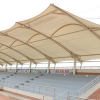 Structure architecturale en membrane tendue à ossature métallique avec revêtement ignifuge pour la décoration de parkings et de parcs, soudage et découpe