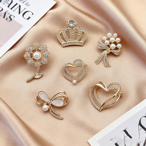 WEGOODZF Broche <span class=keywords><strong>de</strong></span> luxe pour femme, fleur <span class=keywords><strong>de</strong></span> poitrine élégante, accessoires <span class=keywords><strong>de</strong></span> costume, broche en alliage ornée <span class=keywords><strong>de</strong></span> strass et <span class=keywords><strong>de</strong></span> perles, broche personnalisée, accessoires pour chaussures - Product Image 3