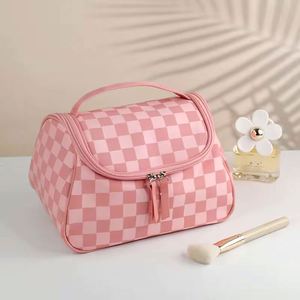 Muestra gratuita, nuevos estilos, estuche de maquillaje multifuncional de nailon con estampado a cuadros para viaje. - Product Image 3