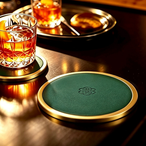Sous-verre rond en cuir vert personnalisé avec logo en relief, bord en métal, cadeau promotionnel durable - Product Image 2