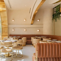 Design d'intérieur de café moderne, mobilier de restaurant, table à manger avec structure en acier inoxydable et plateau en faux marbre, ensemble de chaises, banquette, canapé