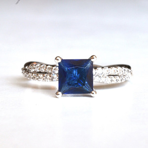 Anello a Onda Incrociata con Taglio Principessa Blu Reale per Donne, Elegante Gioiello da Dito alla Moda - Product Image 1
