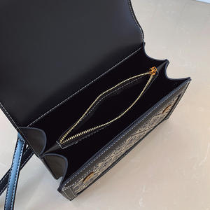 Sac messager pour femme de style vintage. Sac carré avec motifs géométriques. Convient à un usage quotidien. - Product Image 2