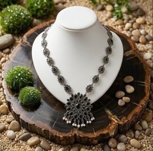 Parure Collier et Boucles d'Oreilles Traditionnelles en Cuivre et Laiton, Pendentif Floral Oxydé, Bijoux Ethniques Classiques pour Femme, Idéal Anniversaire - Product Image 2