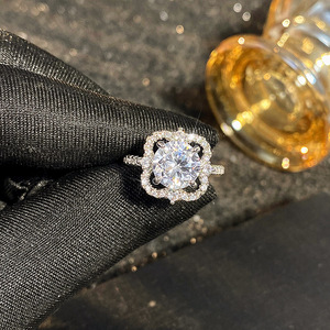Anello di Fidanzamento Floreale con Pavé per Donne, Elegante Gioiello da Dito alla Moda - Product Image 6
