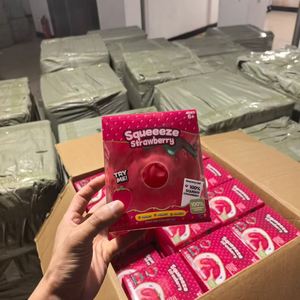 Nouveau Squishy Fraise en PVC de Grande Taille, Style Fruit, en Boîte Colorée - Parfait pour Soulager le Stress, Décompresser et se Détendre - Product Image 3