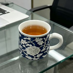 Tasse en céramique avec couvercle et infuseur, motif floral bleu et blanc, style chinois traditionnel, pour la maison, le bureau, ou comme cadeau - Product Image 3